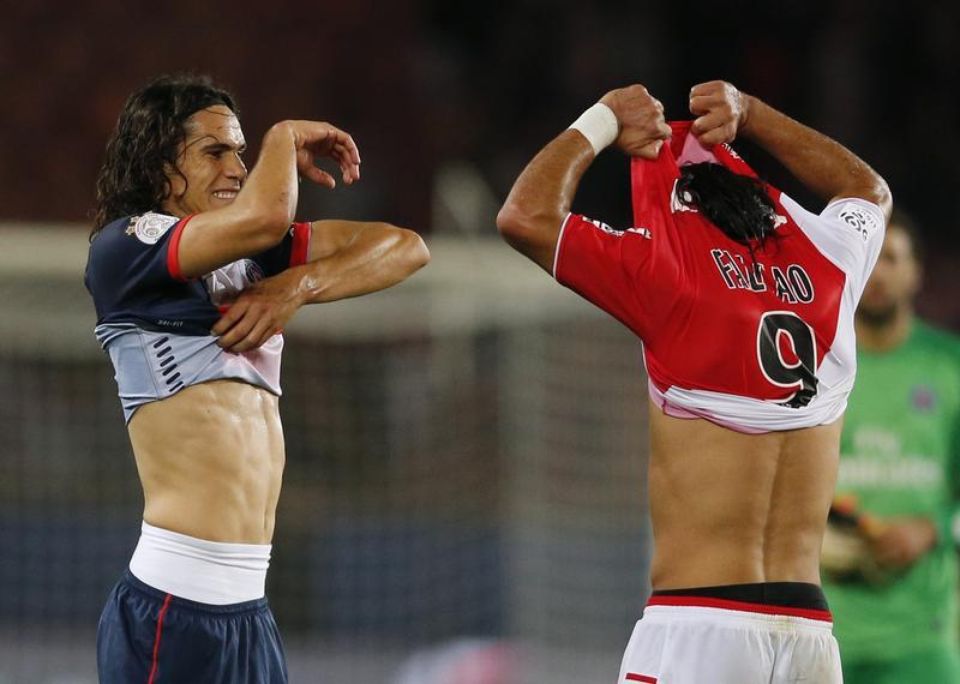 ¿Cómo se dio el intercambio de camisetas en el fútbol de Cavani y Falcao?