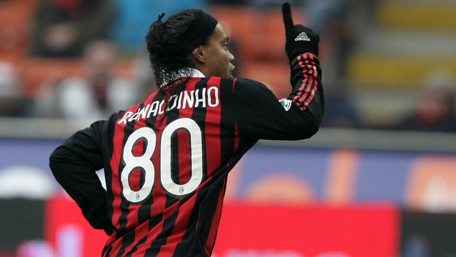 Personalización en camisetas: los 80 años de Ronaldinho Gaúcho en Milán