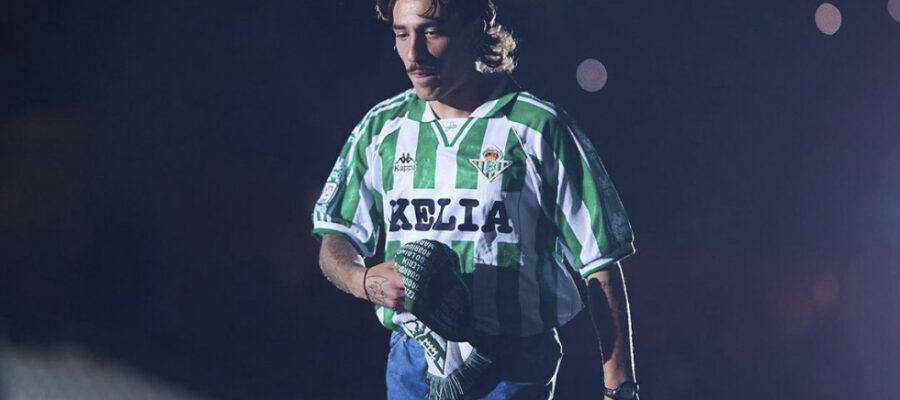 ¿Cuál es la tendencia de moda que combina camisetas de equipos con moda casual y mucho estilo?