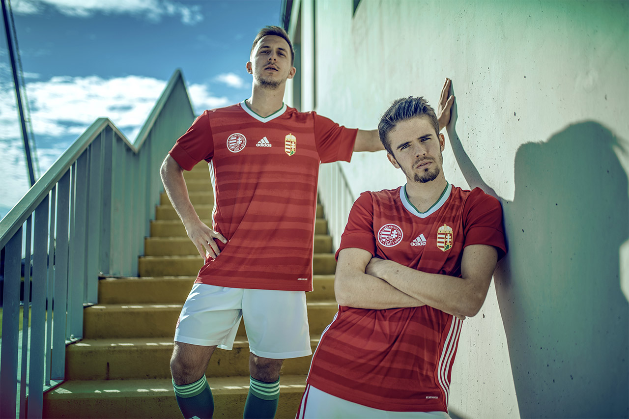 Preciosa camiseta inspirada en el río Danubio. Camiseta Hungría Adidas Eurocopa 2020