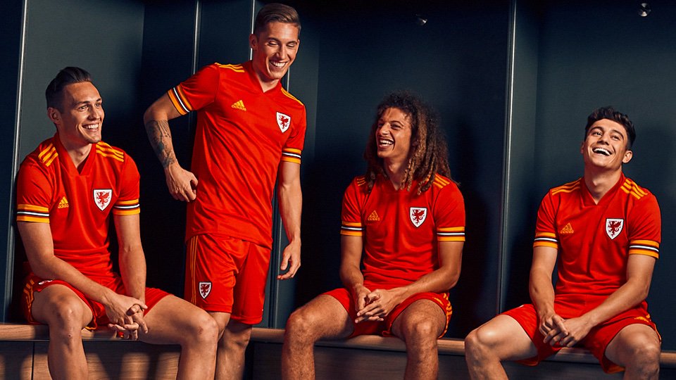 La camiseta presenta el escudo de Nueva Gales. Camiseta adidas Gales Eurocopa 2020