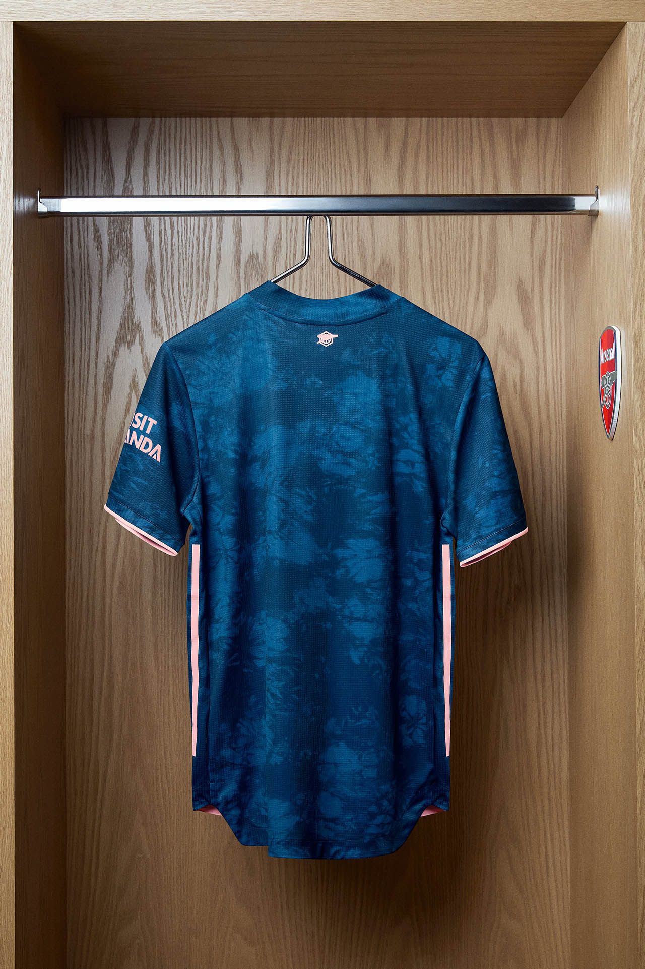 La parte de atrás de la nueva camiseta. camiseta arsenal 3 espalda
