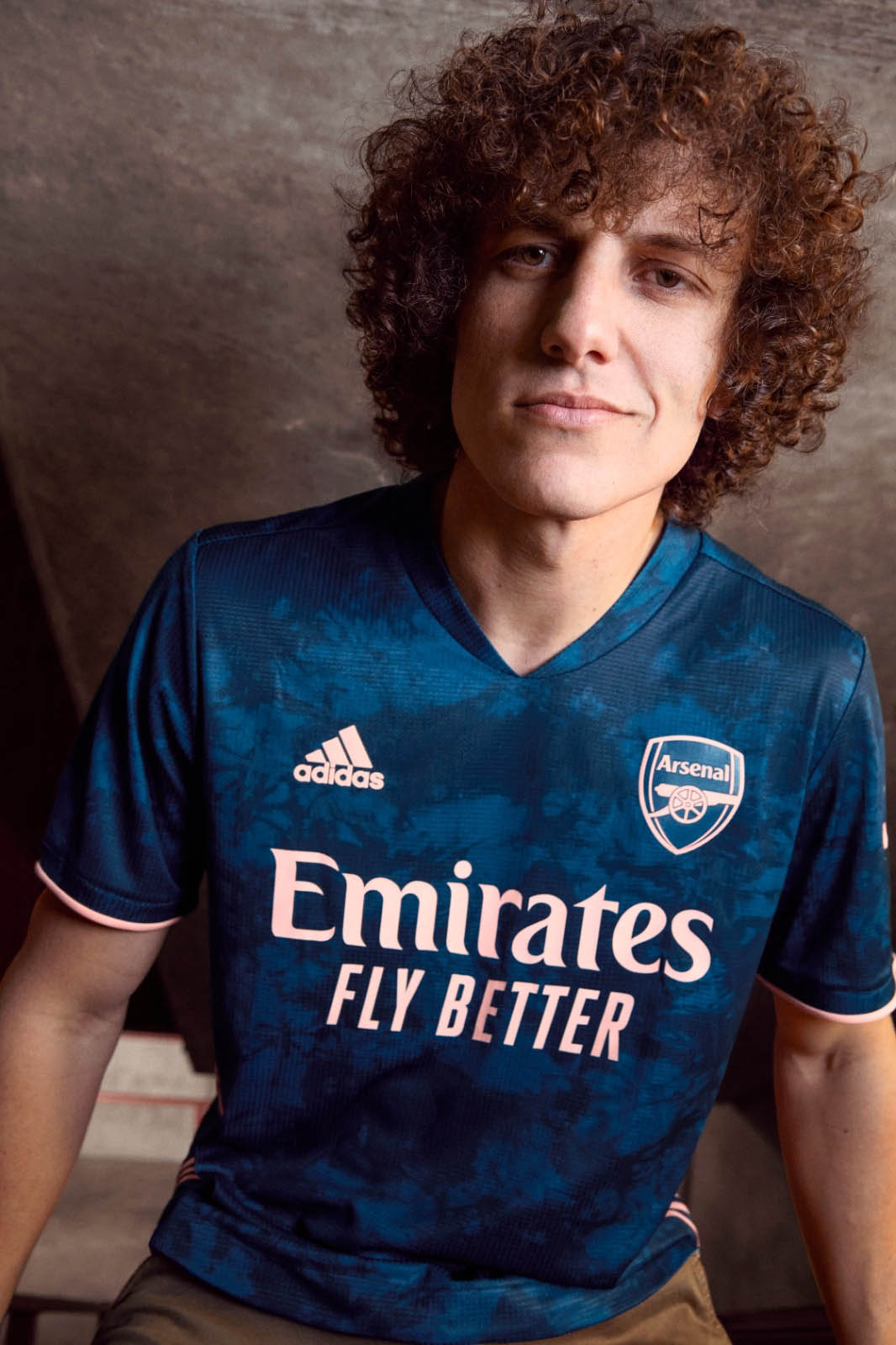 El defensa brasileño David Luiz con la nueva camiseta del Arsenal Camiseta David Luiz 3 Arsenal
