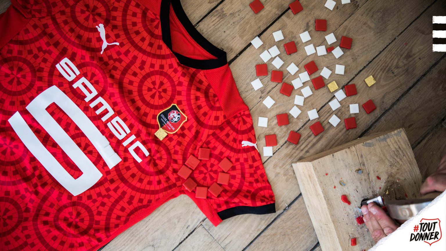 La preciosa camisa de Rennes con mosaicos. veces Rennes camisetas