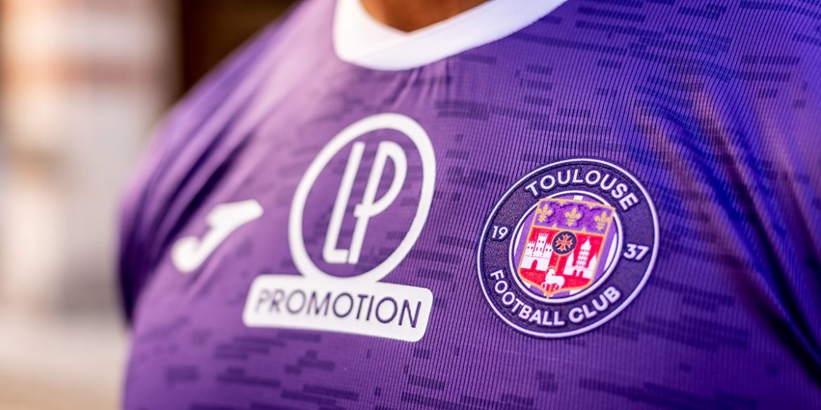 Detalle de camisa francesa en el pecho. camisetas del equipo toulouse