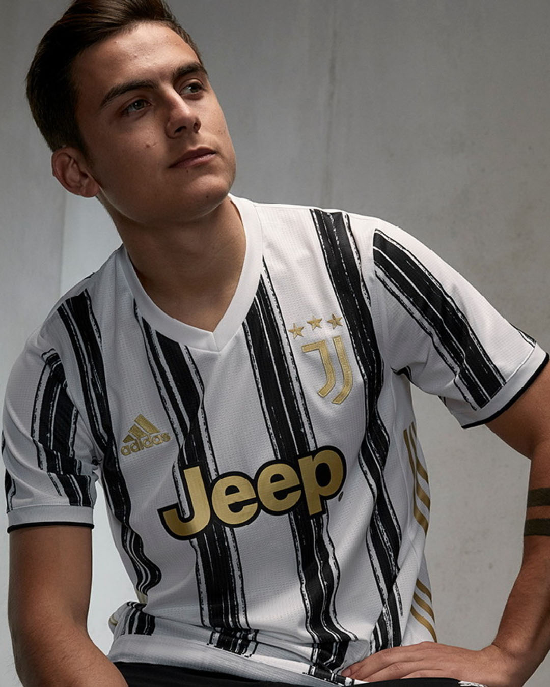 El delantero Dybala se exhibe con la nueva camiseta de la Juventus Cuello y escudo de la camiseta de la Juventus 2020