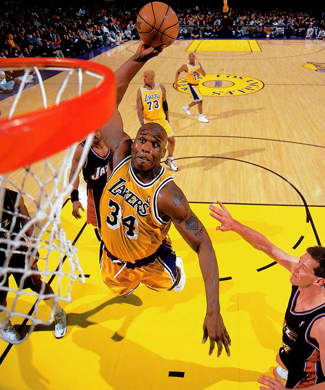 Cómo jugar baloncesto: las diferentes posiciones en el juego Shaq vuela para una entrada
