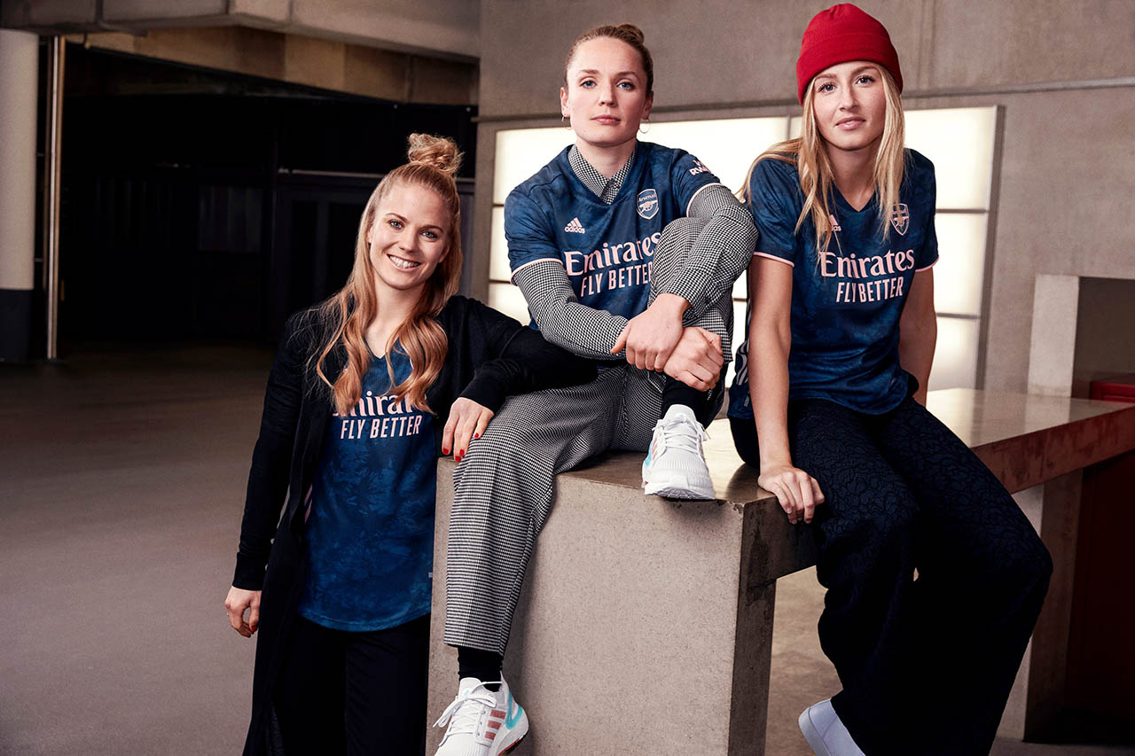 La nueva camiseta del Arsenal con estilo casual camiseta arsenal para mujer 3