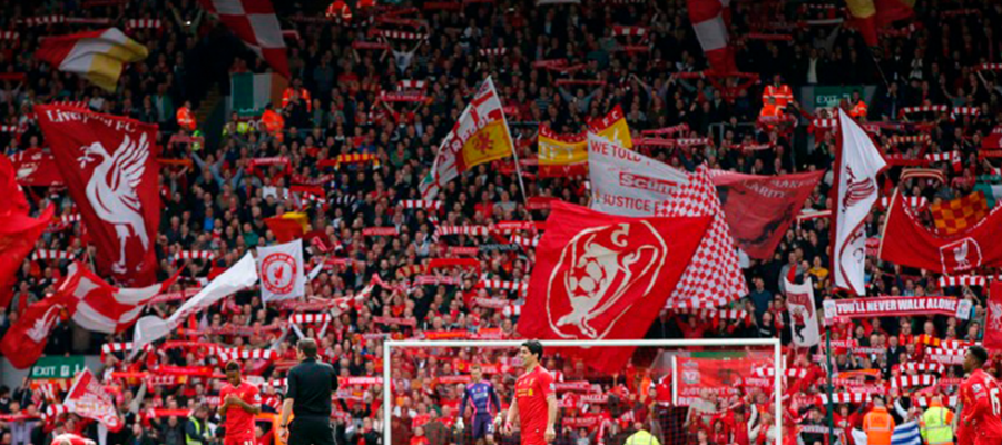 Cantos de torcida do Liverpool arrepiam os fãs